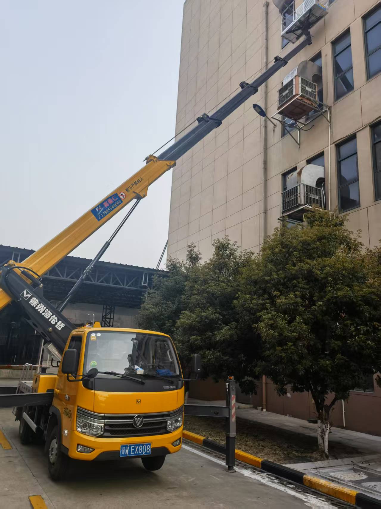 18米登高車工業園區檢修線路施工現場